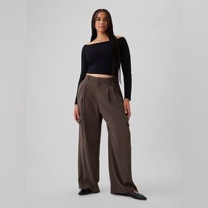 GAP 365 High Rise Cargo Pleated Trousers in brown, women’s size 6